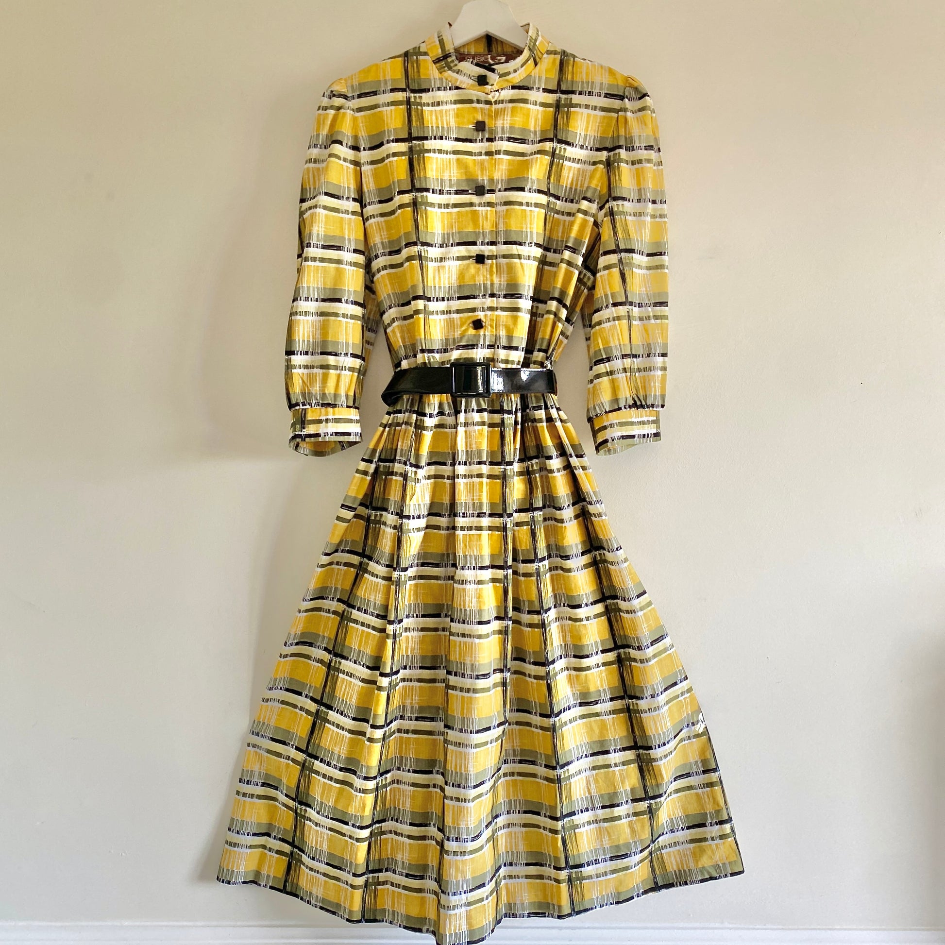 60S VINTAGE WOMENS YELLOW DRESS Vintage 60s print midi dress By Susie G Small stand collar  Puff shoulders with small shoulder pads 3/4 length sleeves with single button cuff Button down half front fastening Elasticated waist (stretches from 28" to 32") Full skirt Belt included 100% cotton Machine washable Vintage size 16