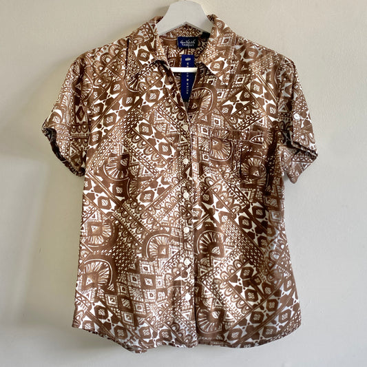 Early 80s brown patterned vintage shirt By Gloria Vanderbilt Button down front fastening Chest pocket Short sleeves with turn back and button detail Length 24"