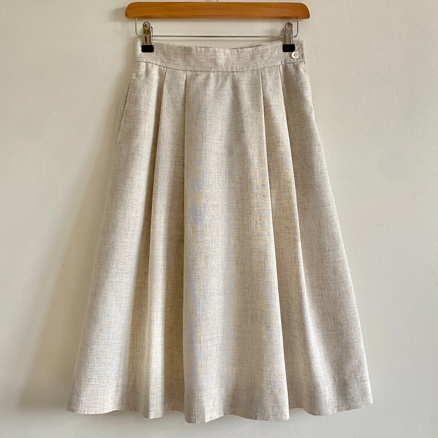 80s linen look vintage skirt Midi length 27" Side button fastening Pleated waistband Deep pockets to front Waist measures 26"