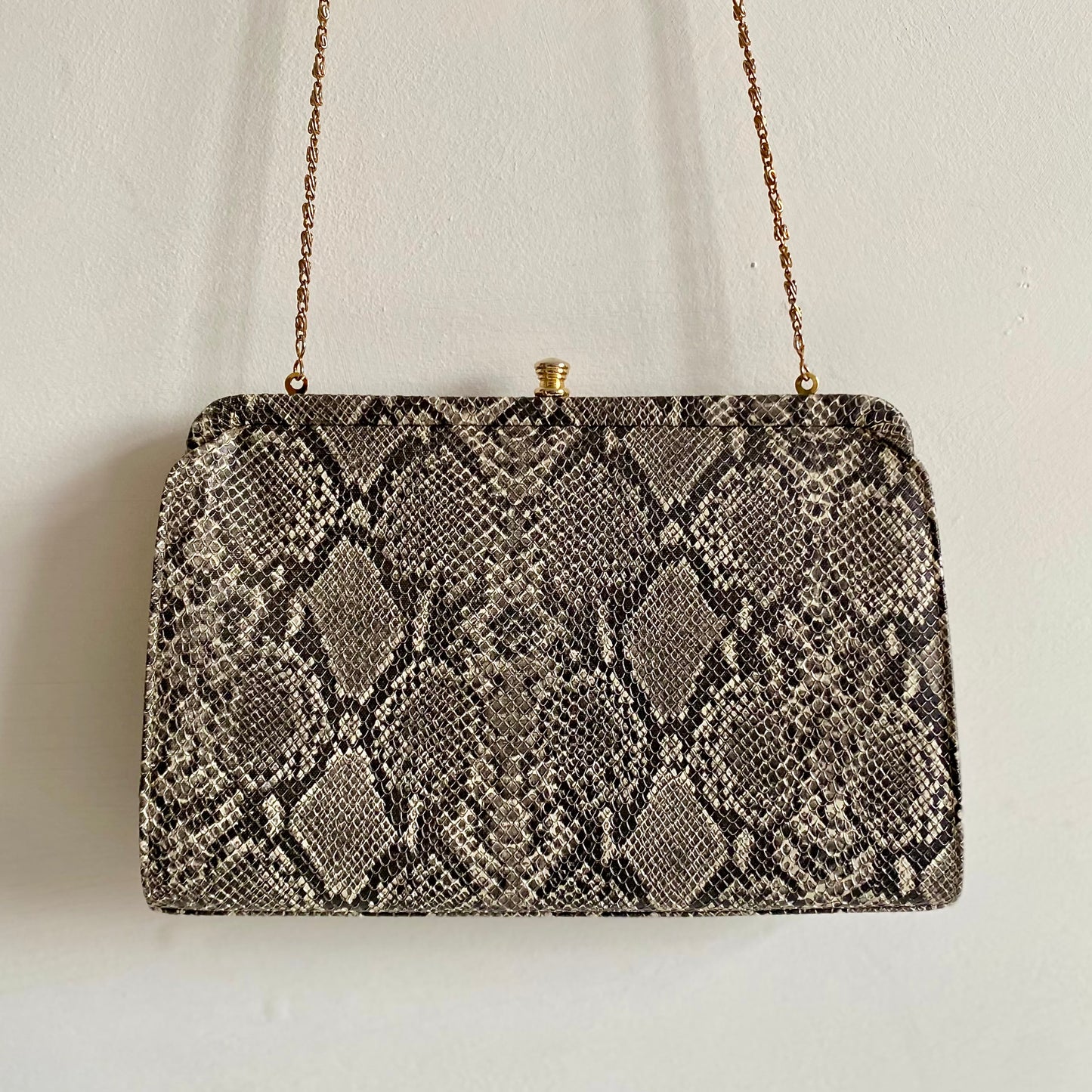 Vintage 80s snakeskin print bag By Japelle Jane Shilton Top clasp closure Fabric lined with internal zip pocket Chain strap (47" length) Wear as shoulder bag or as a clutch 