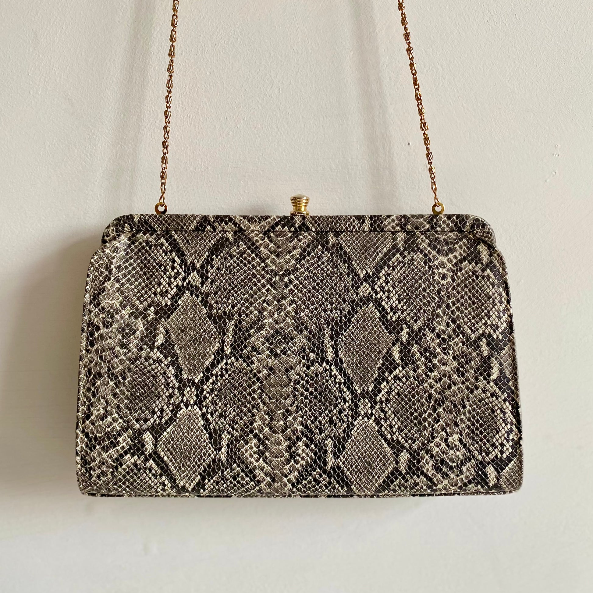 Vintage 80s snakeskin print bag By Japelle Jane Shilton Top clasp closure Fabric lined with internal zip pocket Chain strap (47" length) Wear as shoulder bag or as a clutch 